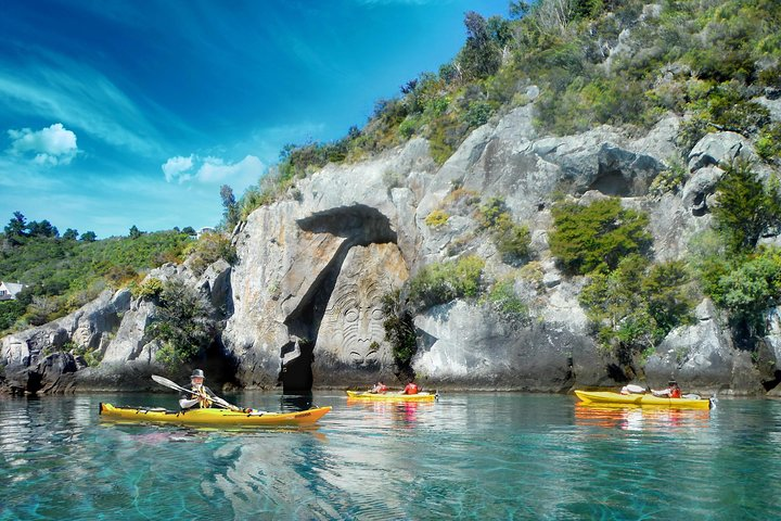 Kayak to the Maori Rock Carvings